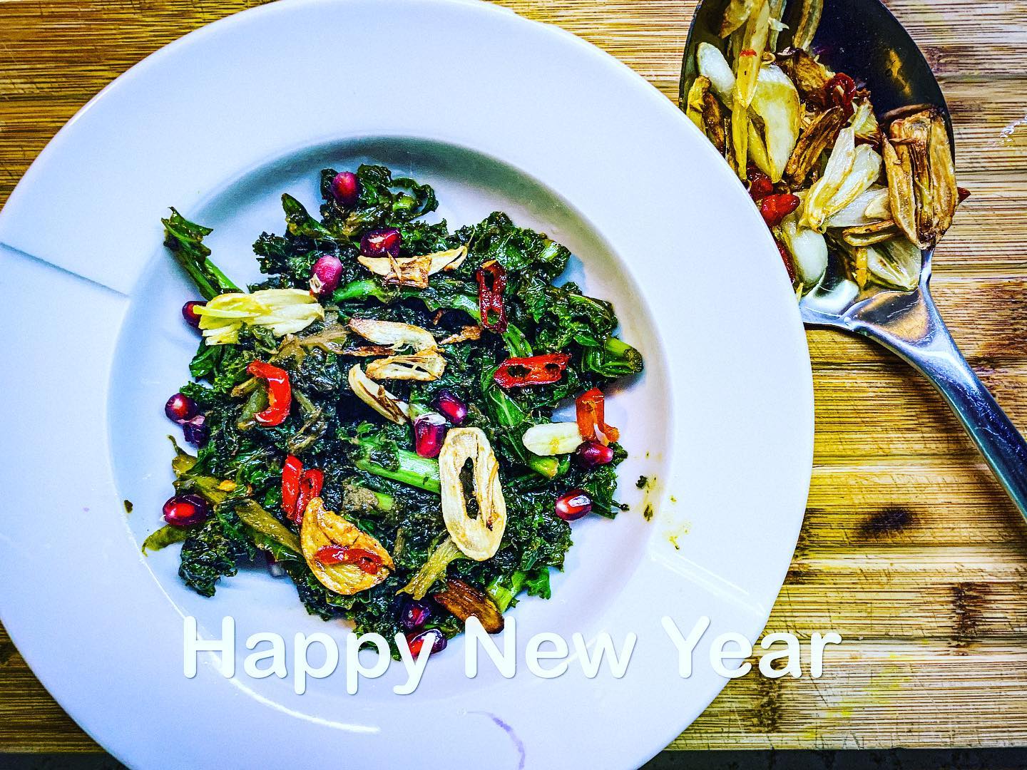 Happy New Year ! First post of January🌱🥕🥦🥒🍆🥔🌶🌽🍅🧅🧄🍠🫑🥬
Love the fact you can see so many emoji’s that say eat vegetables, stay healthy!
Bang on my inspiration from #ottolenghi crispy kale with chill and garlic dressing to turn those January blues away with these greens!
——————————————
#kale #ottolenghiflavour #crispykale #simpleflavours #simplerecipes #cookingathome #cookingathome #recipeoftheday #foodstagram #vegetarianrecipes #letsdothis #healthyeating #january2022